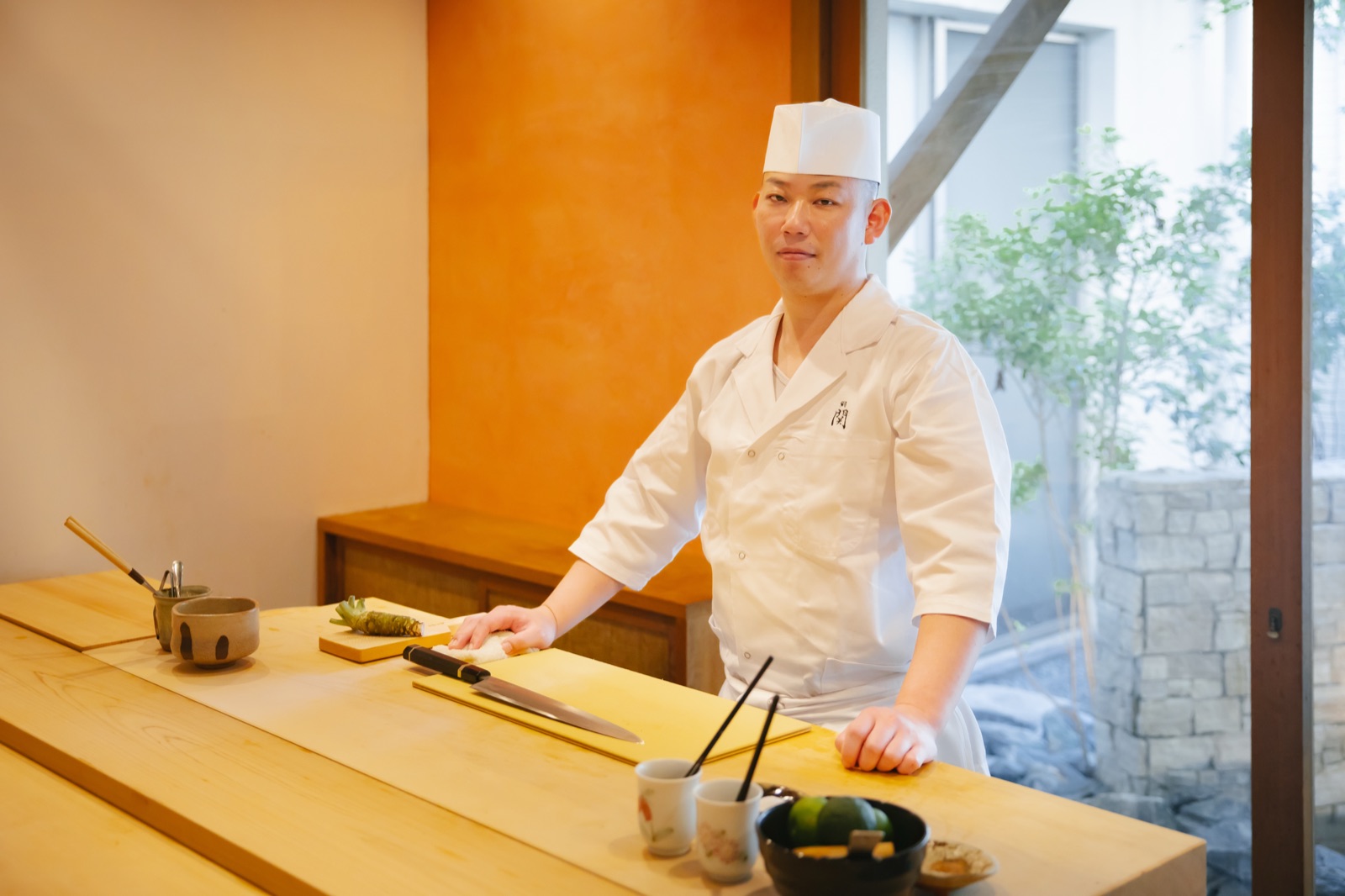 店主 関 国興